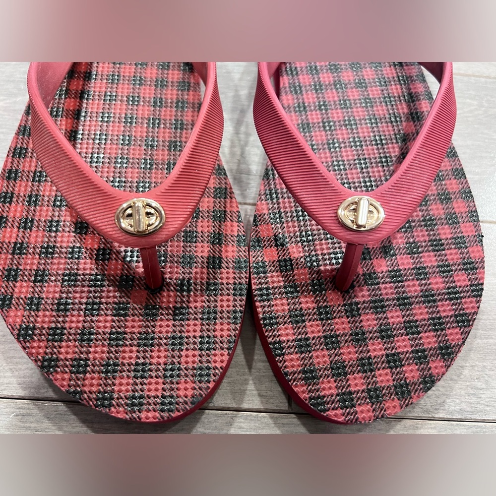 COACH Alyssa Flip Flops, Red/Black Checker with Gold Logo Accent, Size 7 - Picture 4 of 6